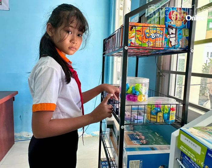 Em Chamaléa Thị Huyền chọn sách vở, đồ dùng học tập tại “Cửa hàng 0 đồng”.