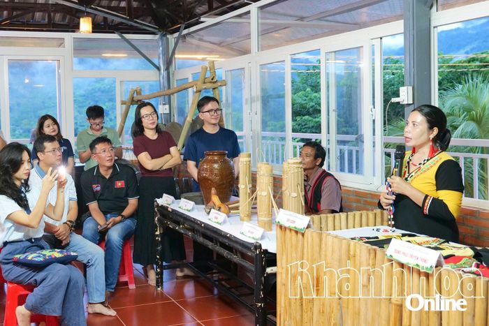 Du khách lắng nghe những câu chuyện về nguồn cội, đời sống, tập tục... của đồng bào Raglai. Ảnh: THANH XUÂN