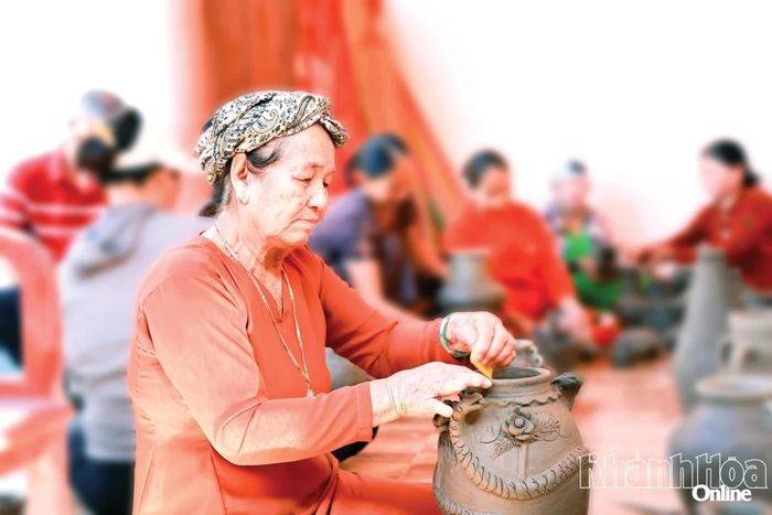 Nghệ nhân làng gốm Chăm Bàu Trúc làm nên những sản phẩm độc đáo. Ảnh: N.T