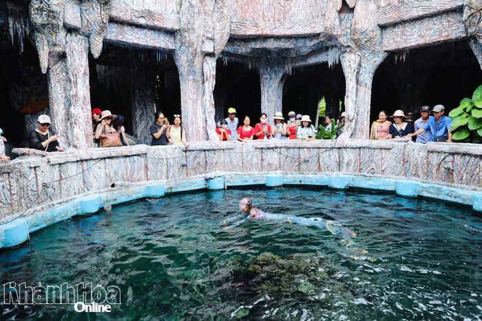 Khách du lịch xem show Nàng tiên cá ở Thủy cung Trí Nguyên (đảo Trí Nguyên, phường Nha Trang). Ảnh: XUÂN THÀNH