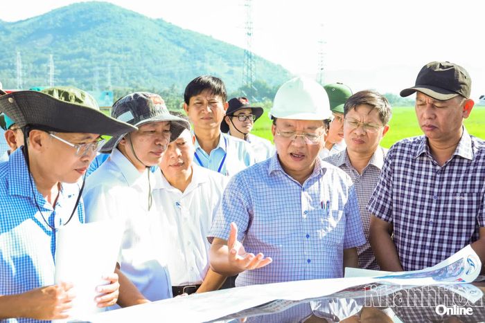 Đồng chí Lê Huyền kiểm tra Dự án Đường giao thông liên vùng Diên Khánh đoạn qua địa bàn phường Bắc Nha Trang.