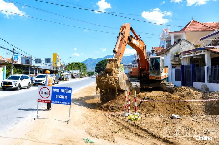 Thi công nâng cấp, mở rộng ĐT.652B và ĐT.652D.