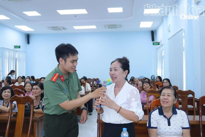 Phụ nữ xã Diên Lạc tại một buổi truyền thông về phòng, chống nạn "bắt cóc online".