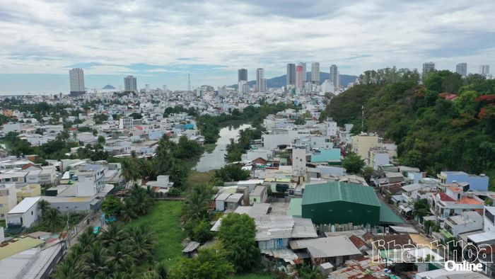 Một đoạn sông Kim Bồng chảy qua phường Tây Nha Trang.