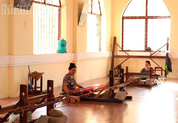 Những phụ nữ Chăm làng Mỹ Nghiệp miệt mài dệt nên những tấm thổ cẩm.