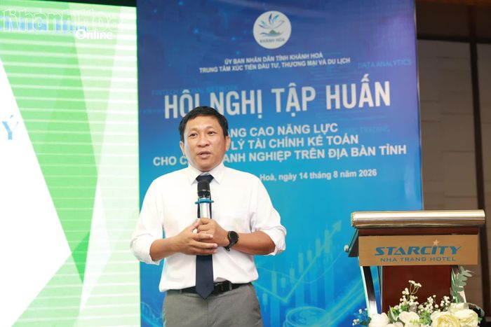 Giảng viên truyền đạt kiến thức về quản lý tài chính kế toán doanh nghiệp.