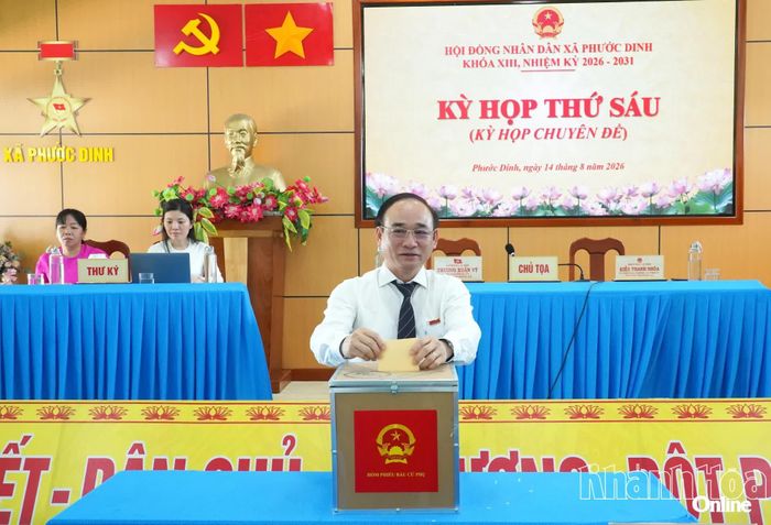 Ông Trương Xuân Vỹ - Bí thư Đảng ủy, Chủ tịch HĐND xã Phước Dinh bỏ phiếu bầu các chức danh Chủ tịch, Phó Chủ tịch UBND xã nhiệm kỳ 2026 - 2031. 