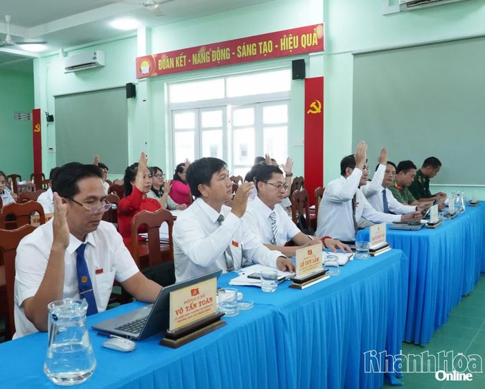Các đại biểu biểu quyết thông qua nghị quyết tại kỳ họp.