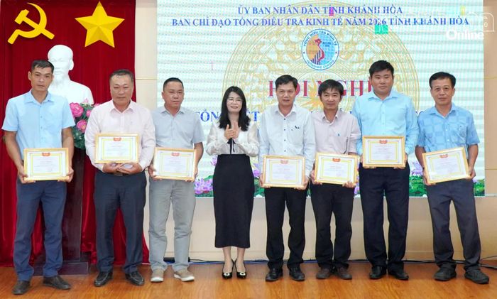 Các cá nhân nhận giấy khen của Thống kê tỉnh Khánh Hòa.