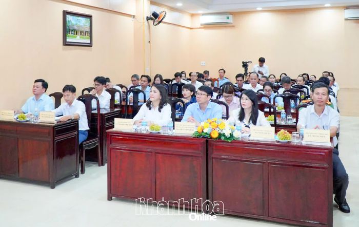 Phó Chủ tịch UBND tỉnh Nguyễn Thanh Hà và các đại biểu tham dự hội nghị.