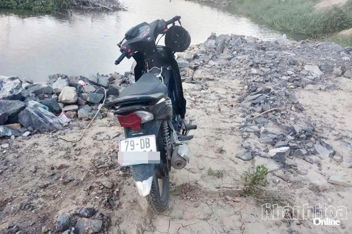 Xe mô tô của người nhà nạn nhân được dựng trên bờ kè.