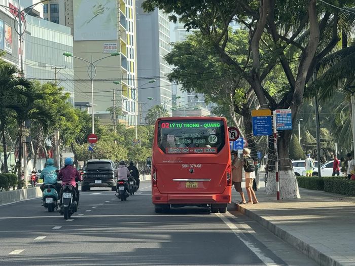 Xe buýt chạy trên đường Trần Phú (phường Nha Trang).
