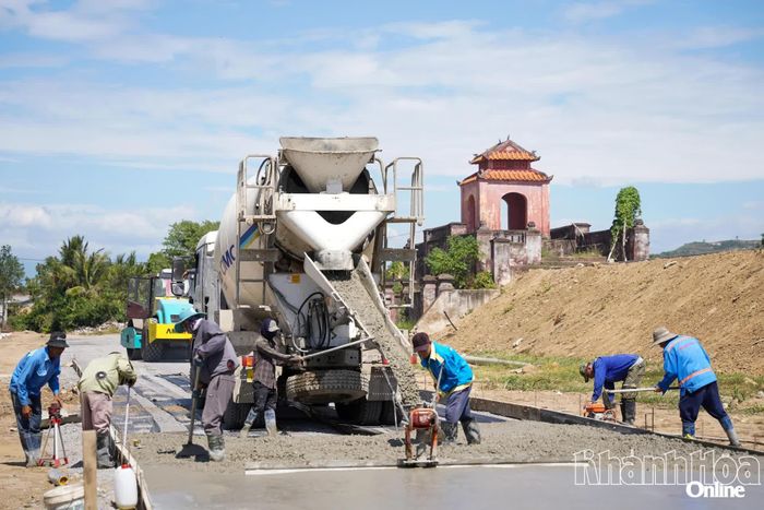Dưới cái nắng gay gắt của những ngày tháng 8, công nhân đơn vị nhà thầu vẫn miệt mài tăng ca để đáp ứng tiến độ.