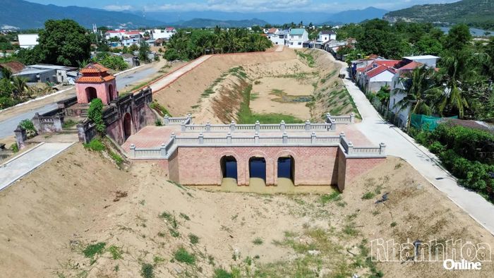 Cổng phía Bắc (cổng Hậu) đã tôn tạo, chỉnh trang và xây dựng mới cầu vòm bắc qua hào thành.