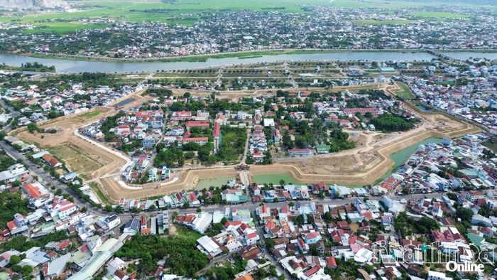 Toàn cảnh Thành cổ Diên Khánh đang được tu bổ, tôn tạo.