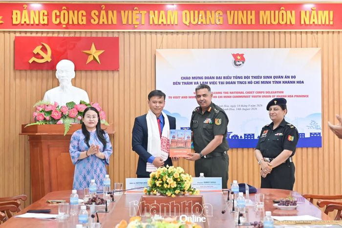 Chuẩn tướng Sumit Bana tặng quà cho lãnh đạo Tỉnh đoàn Khánh Hòa.
