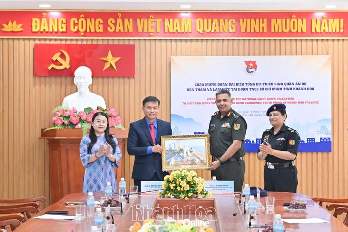 Lãnh đạo Tỉnh đoàn Khánh Hòa tặng quà lưu niệm cho đoàn đại biểu Tổng đội Thiếu sinh quân Ấn Độ.