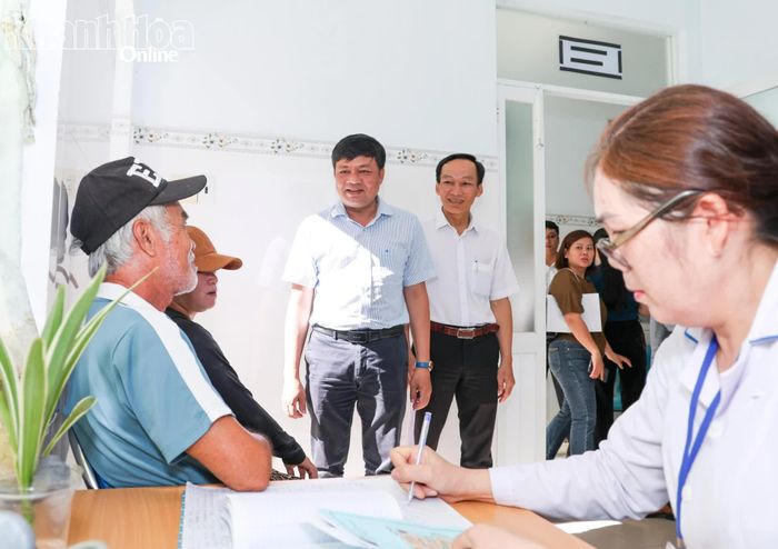 Đoàn giám sát trao đổi với người dân đến khám bệnh tại Trạm y tế phường.