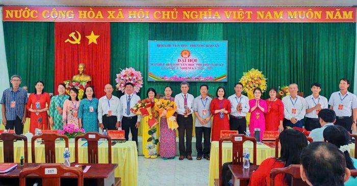 Ban Chấp hành Hội Khuyến học phường Bảo An nhiệm kỳ 2026 - 2031 ra mắt đại hội.