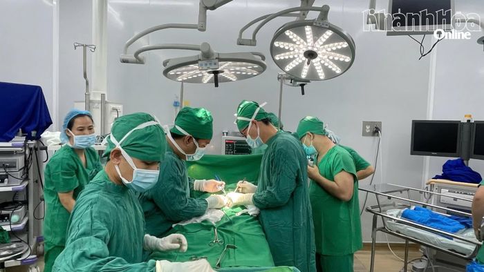 Các bác sĩ thực hiện phẫu thuật cấp cứu cho trẻ sơ sinh.