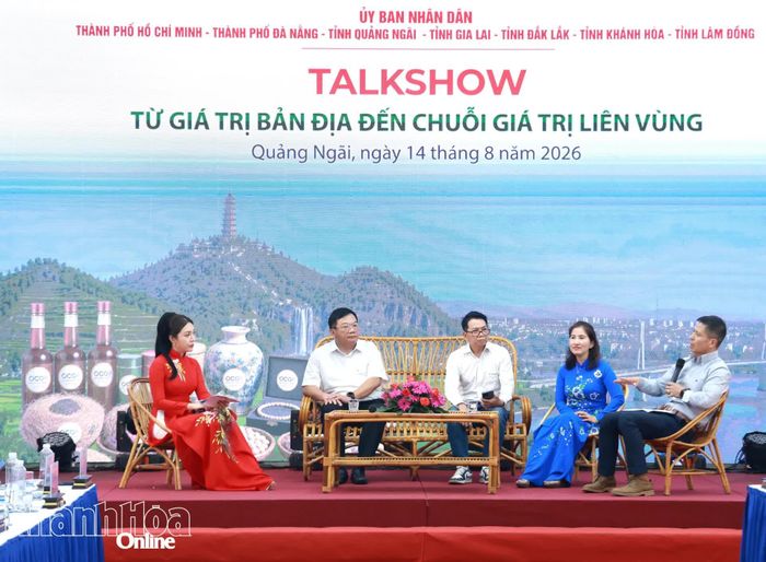 Khách mời trao đổi những kinh nghiệm trong việc phát triển các sản phẩm OCOP và kết nối liên vùng.