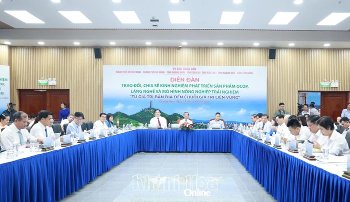 Quang cảnh diễn đàn.