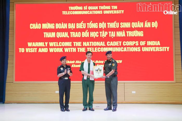 Đoàn công tác tặng quà lưu niệm cho nhà trường.