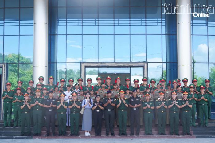 Các đại biểu chụp hình lưu niệm.