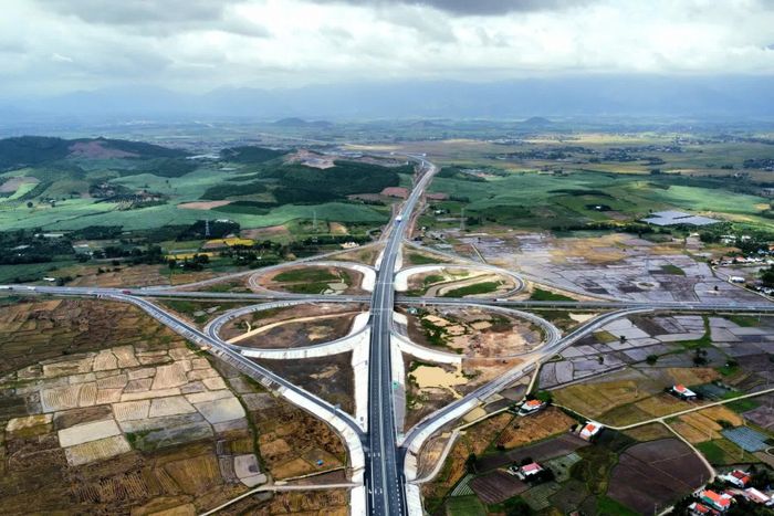  Tuyến đường bộ cao tốc Khánh Hòa - Buôn Ma Thuột đã hoàn thành đưa vào khai thác 20km đầu tuyến. 