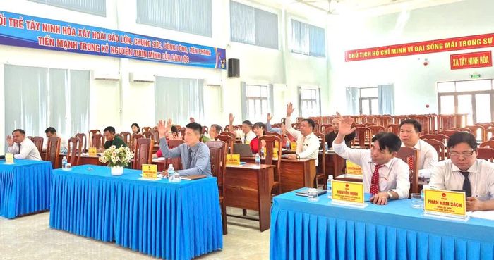 Các đại biểu biểu quyết thông qua các nội dung trình kỳ họp.