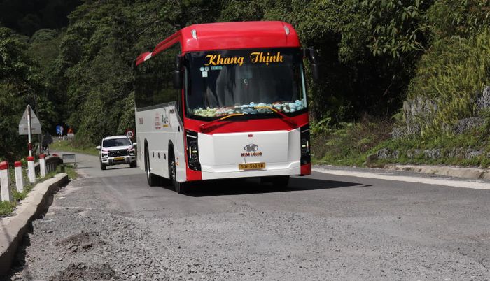Xe khách chạy trên đèo Khánh Lê.