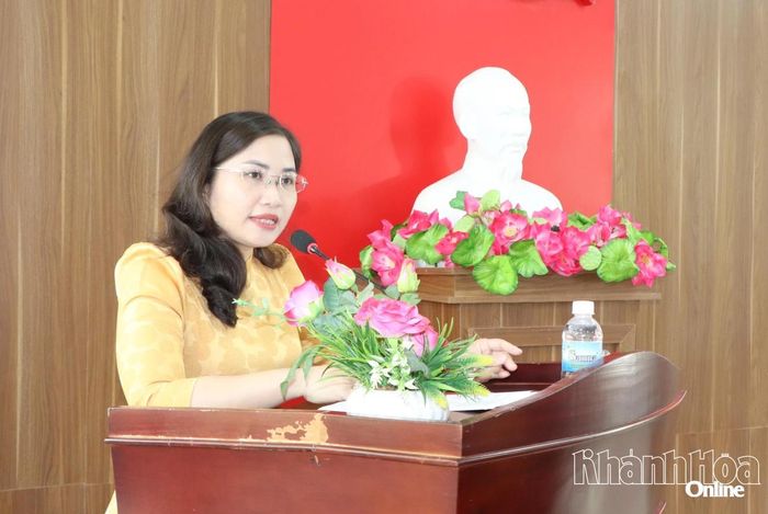 Lãnh đạo Trường Chính trị tỉnh phát biểu đề dẫn tại hội thảo.
