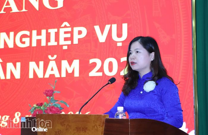Lãnh đạo Trường Chính trị tỉnh phát biểu tại lễ bế giảng.