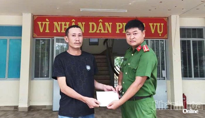 Ông Tuấn bàn giao số tiền chuyển nhầm cho Công an xã Diên Khánh để hoàn trả lại cho người chuyển nhầm.