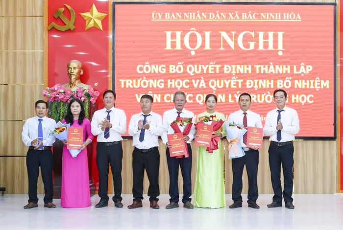 Lãnh đạo xã trao quyết định thành lập và bổ nhiệm viên chức quản lý Trường Tiểu học Nguyễn Lựu.