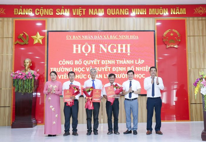 Lãnh đạo xã trao quyết định thành lập và bổ nhiệm viên chức quản lý Trường THCS Nguyễn Tri Phương.