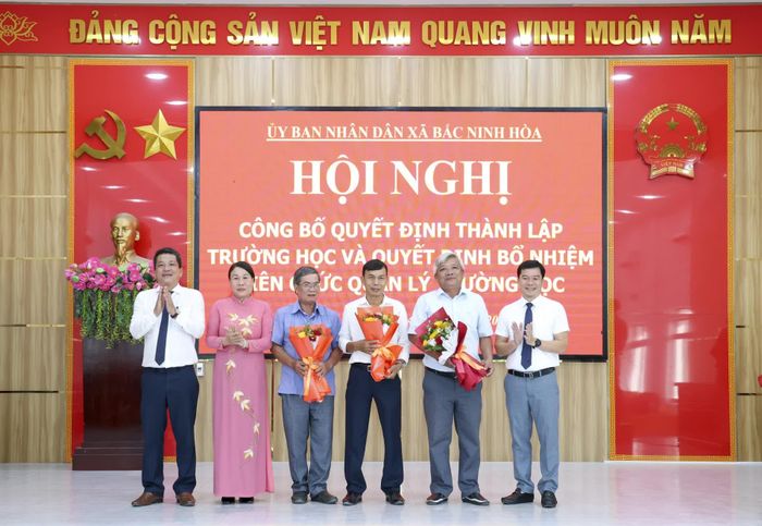 Lãnh đạo xã Bắc Ninh Hòa tặng hoa tri ân các thầy giáo giữ chức vụ lãnh đạo đã tự nguyện xin nghỉ trong đợt này.