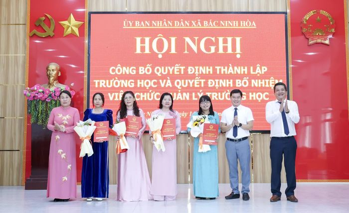 Lãnh đạo xã trao quyết định thành lập và bổ nhiệm viên chức quản lý Trường Mầm non Bắc ninh Hòa.