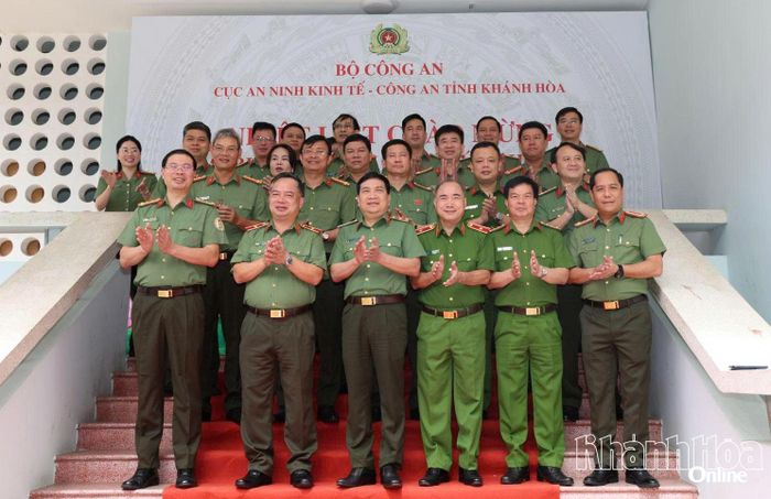 Các đại biểu chụp ảnh lưu niệm.