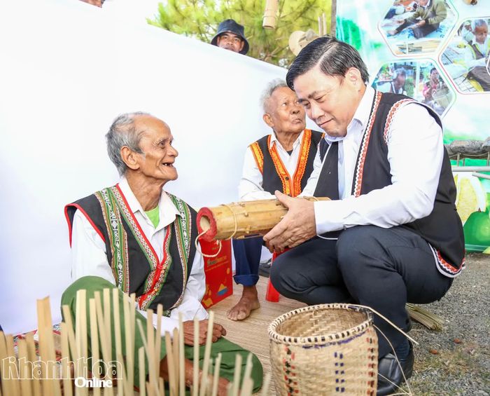Đồng chí Lâm Đông tham quan, trải nghiệm các nhạc cụ truyền thống của người Raglai.