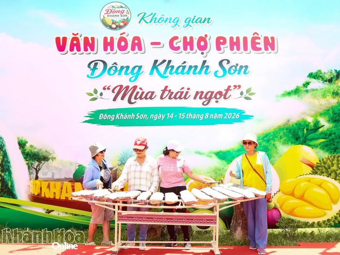 Du khách có những trải nghiệm thú vị với đàn đá Khánh Sơn.