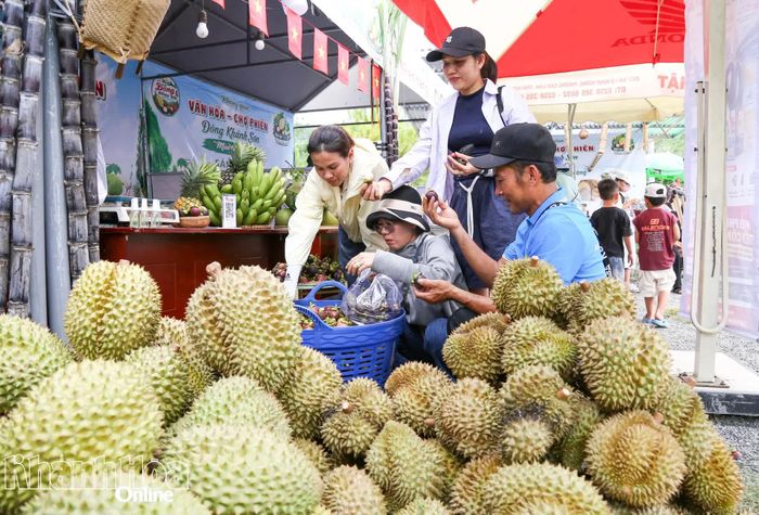 Du khách mua nông sản đặc trưng của xã Đông Khánh Sơn.