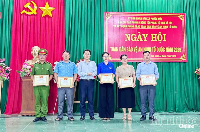 Lãnh đạo UBND xã Phước Hữu khen thưởng các tập thể.