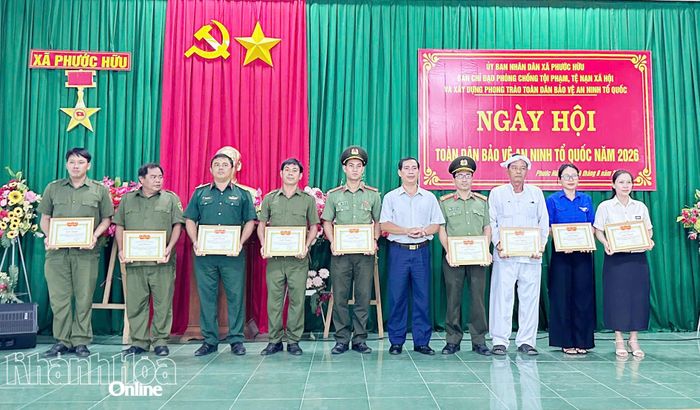 Lãnh đạo UBND xã Phước Hữu khen thưởng các cá nhân.
