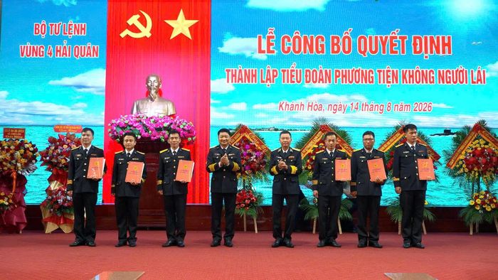 Trao quyết định chỉ định các đồng chí tham gia Ban Chấp hành Đảng bộ Tiểu đoàn.