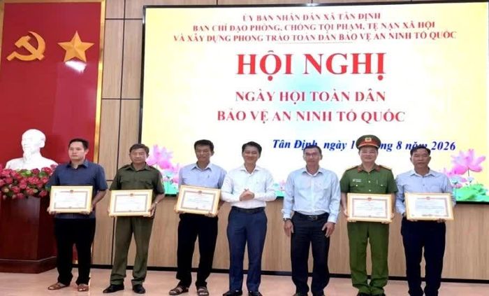 Lãnh đạo xã trao giấy khen cho các tập thể.