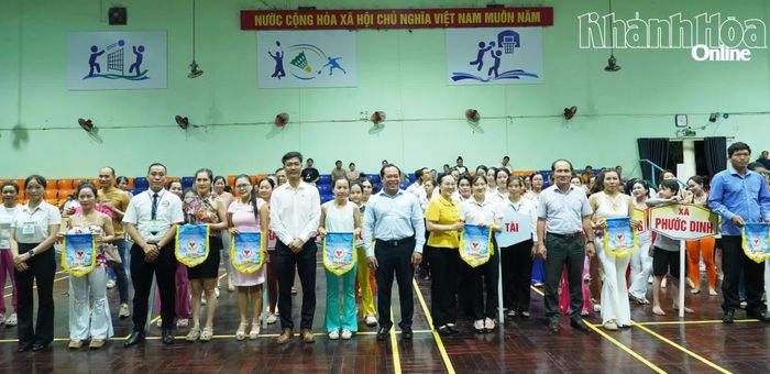 Ban tổ chức trao cờ lưu niệm cho tổ trọng tài và các vận động viên tham gia giải.