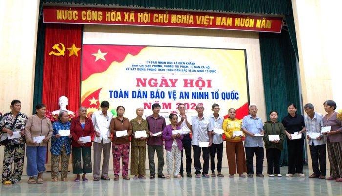 Lãnh đạo xã Diên Khánh trao quà cho các hộ gia đình chính sách, có hoàn cảnh khó khăn.