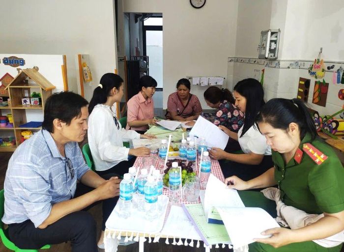 Đoàn kiểm tra thực tế tại Trường Mầm non Cam Phúc Nam thuộc Tổ dân phố Hải Thủy.