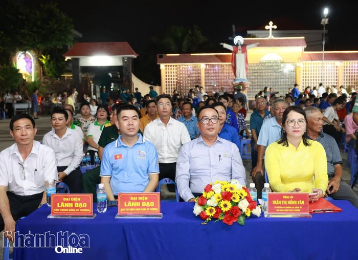 Lãnh đạo phường Tây Nha Trang và đại diện các nhà tài trợ tham dự chương trình.